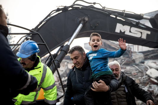 Un Milagro de Supervivencia: El Rescate de Yigit Cakmak, el Pequeño Héroe de Hatay